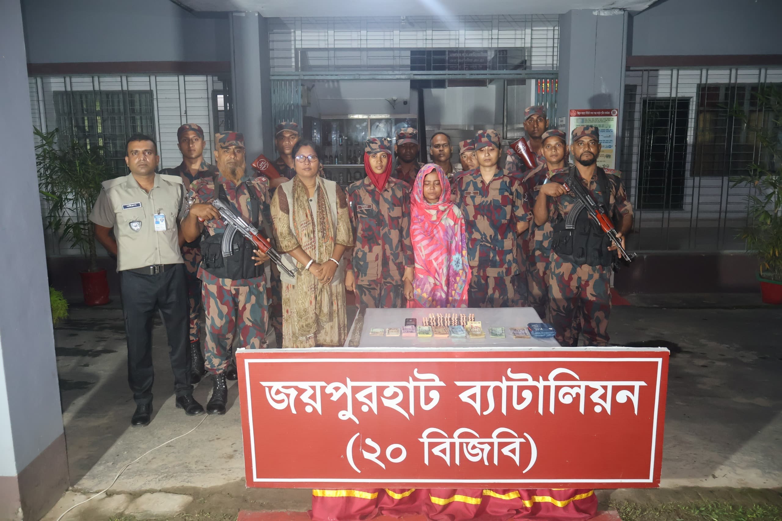 চবিবিতে বিজিবির অভিযানে উদ্ধার করা ট্যাপেন্টাডল ট্যাবলেট ও অন্যান্য সামগ্রী