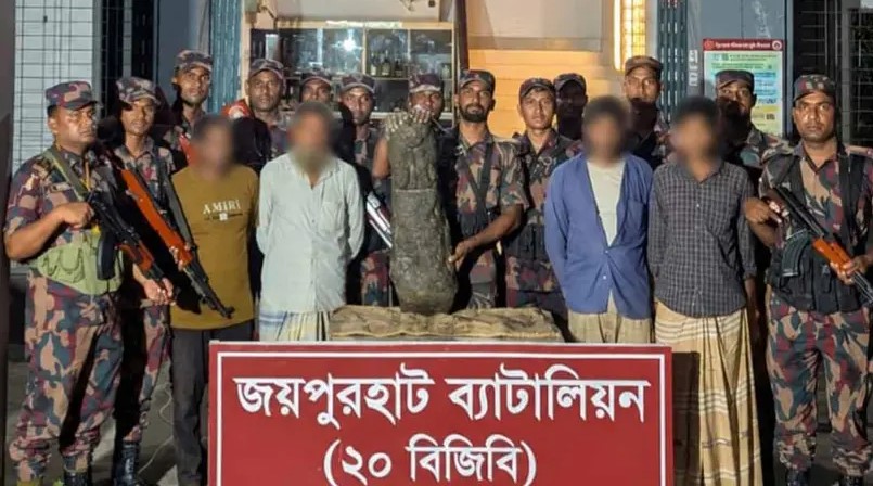 কষ্টিপাথরের মূর্তিসহ গ্রেপ্তার চারজনকে নিয়ে বিজিবির অভিযান