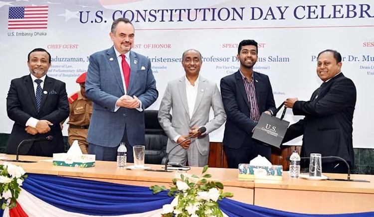 ঢাকা বিশ্ববিদ্যালয়ে যুক্তরাষ্ট্রের সংবিধান দিবসের অনুষ্ঠানে বক্তব্য দিচ্ছেন আইনমন্ত্রী মো. আসাদুজ্জামান