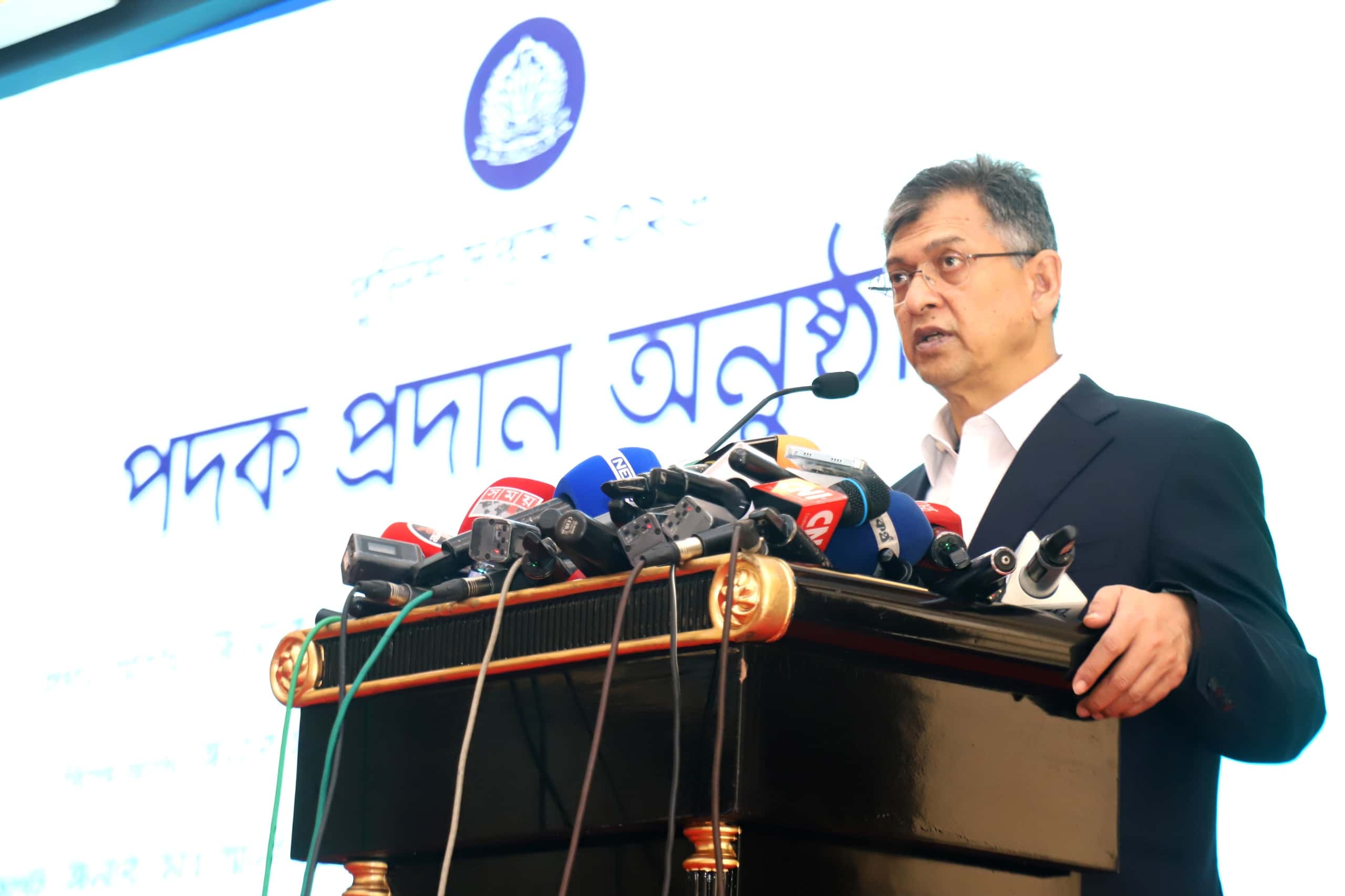 পুলিশ সপ্তাহের পদক প্রদান অনুষ্ঠানে স্বরাষ্ট্রমন্ত্রী সালাহউদ্দিন আহমদ
