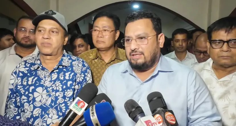 খাগড়াছড়িতে সাংবাদিকদের সঙ্গে কথা বলছেন ভূমি প্রতিমন্ত্রী মীর মোহাম্মদ হেলাল উদ্দিন।