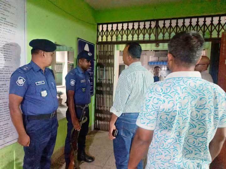 বীরগঞ্জ থানা আকস্মিক পরিদর্শন করছেন দিনাজপুরের পুলিশ সুপার জেদান আল মুসা
