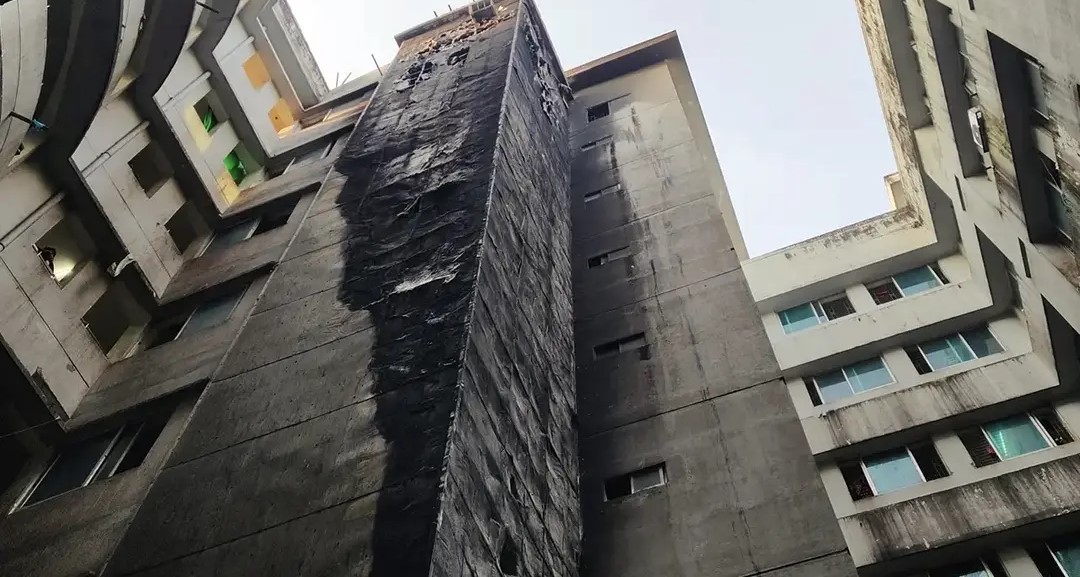 ময়মনসিংহ মেডিকেল কলেজ হাসপাতালে আগুন লাগার পর রোগী ও স্বজনদের মধ্যে আতঙ্ক