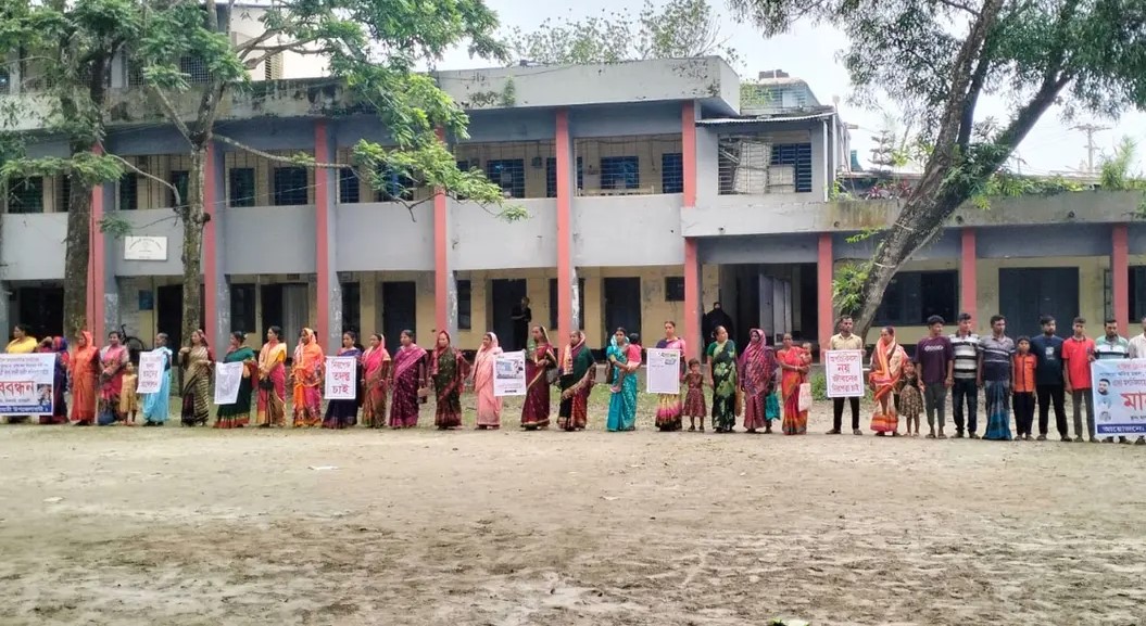 চিতলমারীতে ক্লিনিকের বিরুদ্ধে অভিযোগ ও বিচারের দাবিতে স্থানীয়দের মানববন্ধন