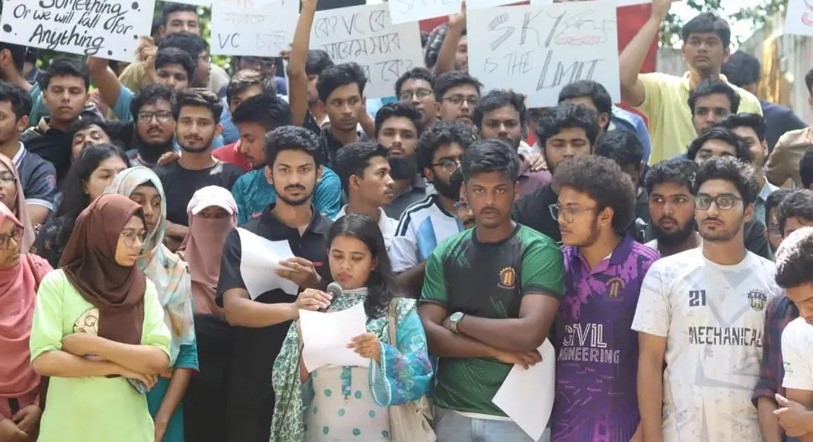 চুয়েটে উপাচার্য পুনর্বহালের দাবিতে শিক্ষার্থীদের মানববন্ধন