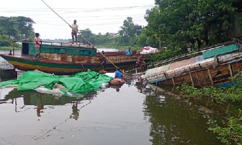 আখাউড়ার তিতাস নদীতে দেড় কোটি টাকার পণ্যবাহী নৌকা ডুবে যাওয়ার দৃশ্য