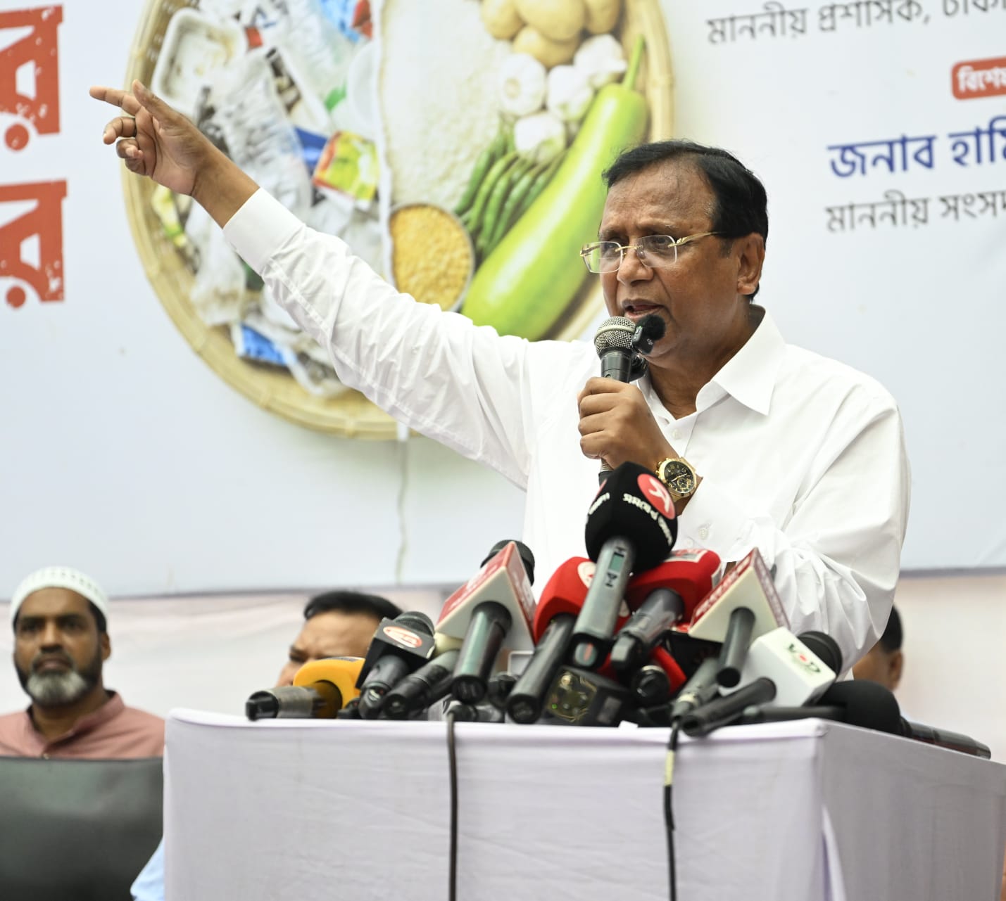 ‘বর্জ্যের বিনিময়ে বাজার’ কর্মসূচি উদ্বোধন করছেন ডিএসসিসি প্রশাসক মো. আবদুস সালাম