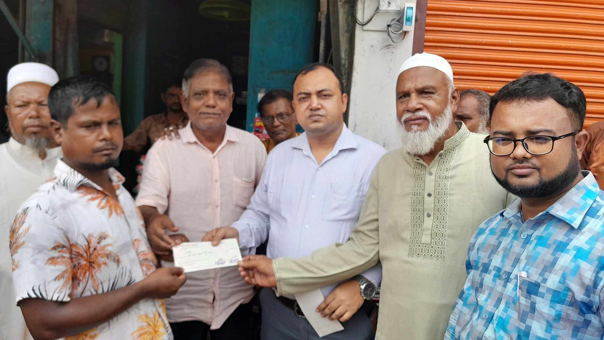 বকশীগঞ্জে অগ্নিকাণ্ডে ক্ষতিগ্রস্ত ব্যবসায়ীদের হাতে সহায়তার চেক তুলে দিচ্ছেন ইউএনও
