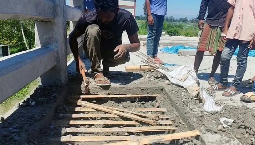 টাঙ্গাইলে নির্মাণাধীন সেতুতে বাঁশ ব্যবহারের অভিযোগ