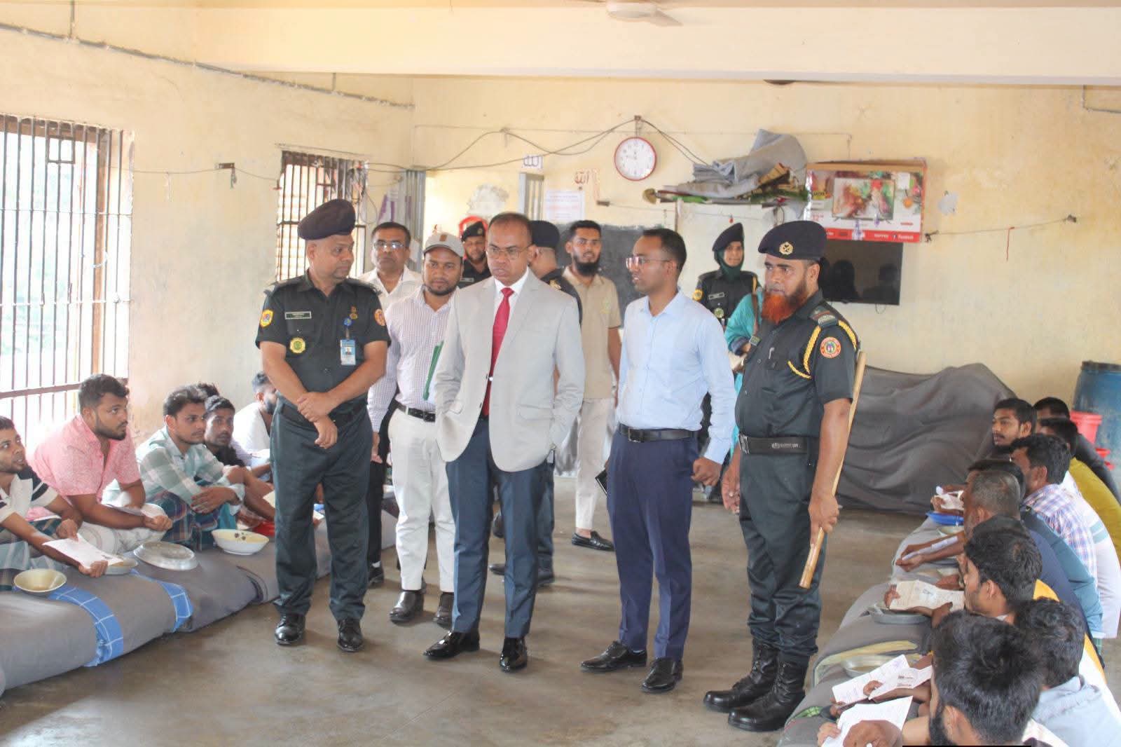 ফেনী জেলা কারাগার-২ পরিদর্শন করছেন জেলা প্রশাসক মোহাম্মদ মাহবুবউল করিম