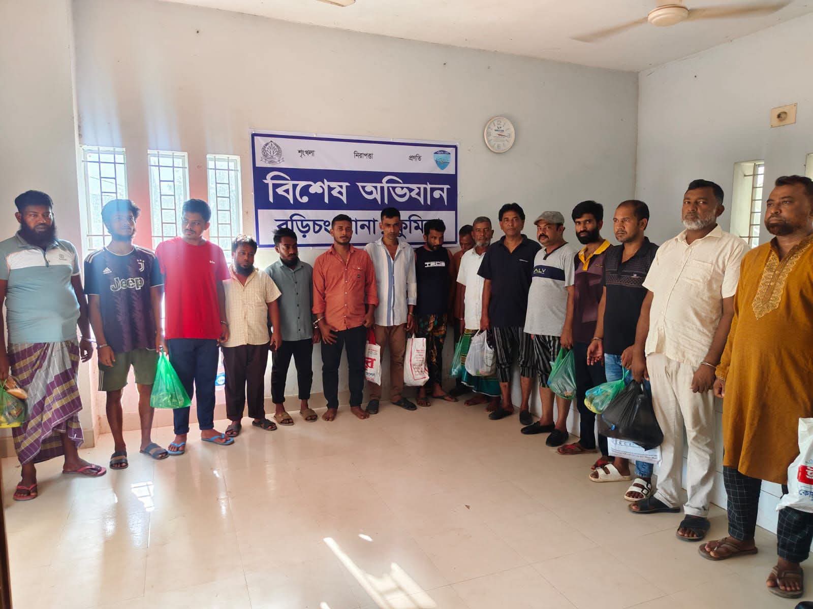 কুমিল্লার বুড়িচংয়ে পুলিশের অভিযানে আওয়ামী লীগের নেতাকর্মী আটকের ছবি