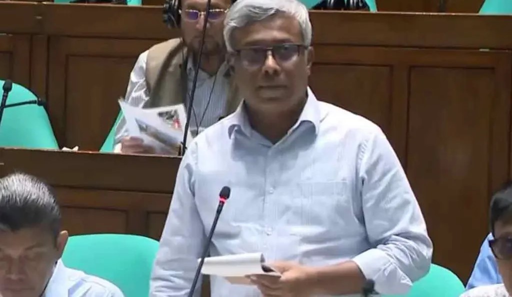 জাতীয় সংসদে মিটার ভাড়া ও বিদ্যুৎ সংকট নিয়ে বক্তব্য দিচ্ছেন বিদ্যুৎ প্রতিমন্ত্রী