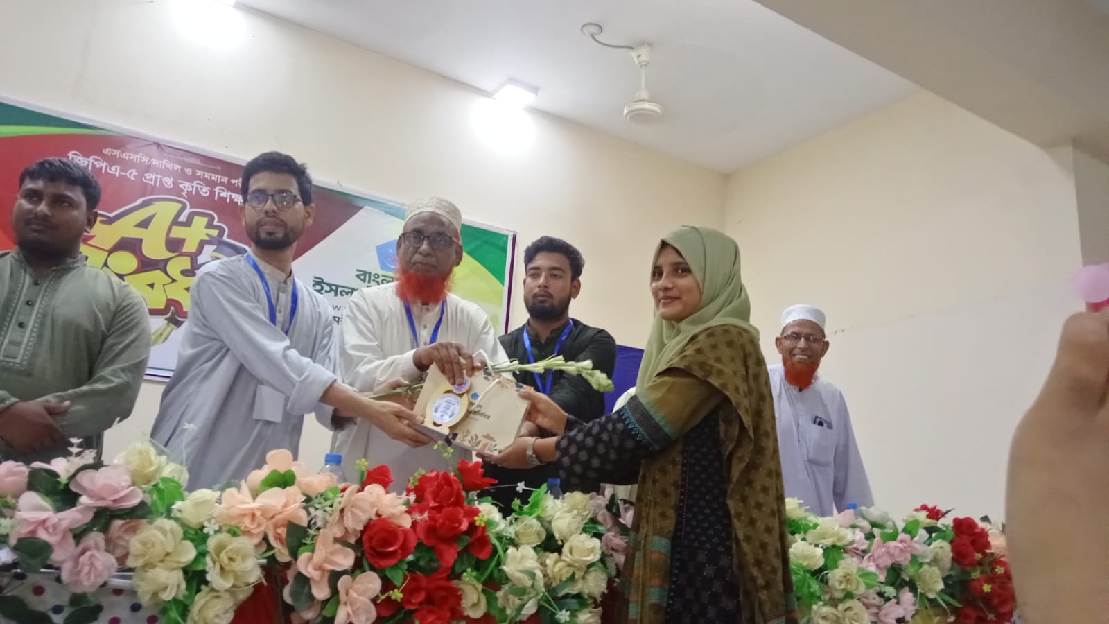  কৃতি শিক্ষার্থীদের সংবর্ধনা অনুষ্ঠানে ক্রেস্ট প্রদান