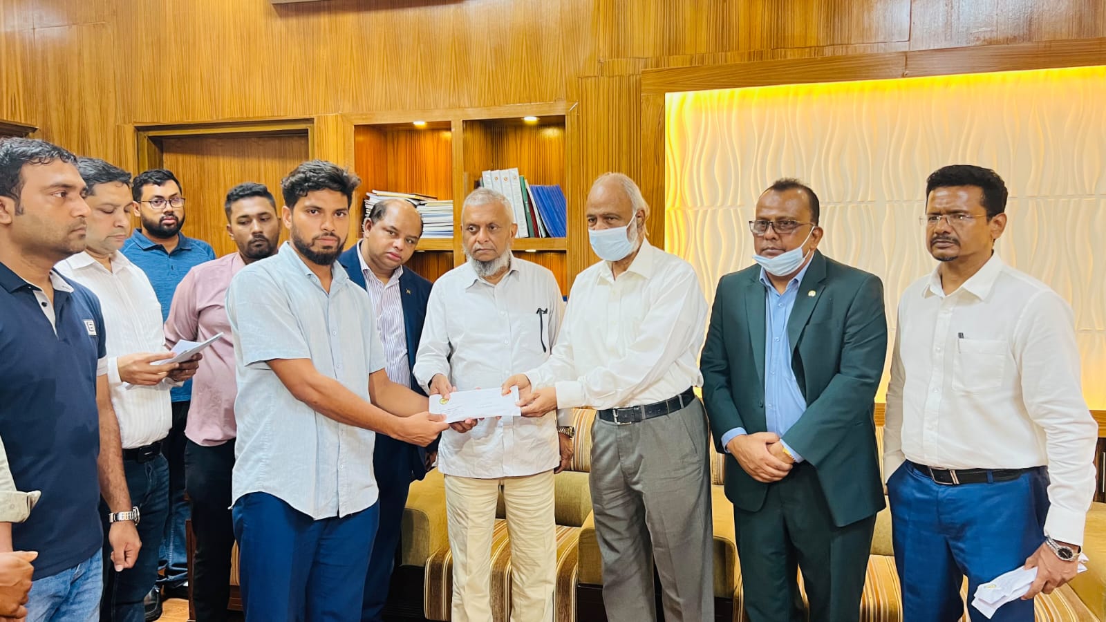 আশুলিয়া অগ্নিকাণ্ডে হতাহতদের পরিবারের সঙ্গে কথা বলছেন স্থানীয় সরকার মন্ত্রী