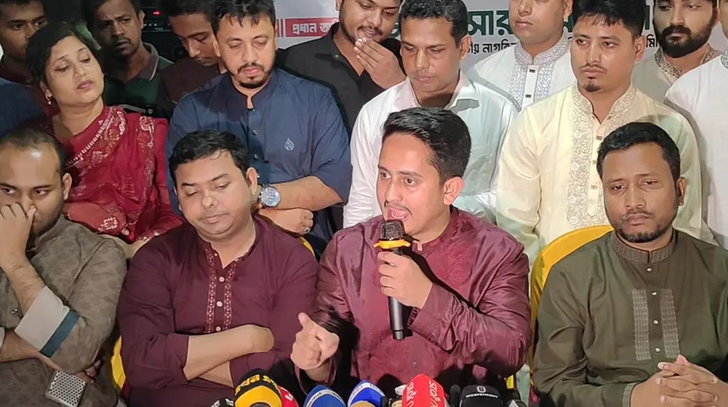 বরগুনায় সাংবাদিকদের সঙ্গে কথা বলছেন এনসিপির নেতা সারজিস আলম