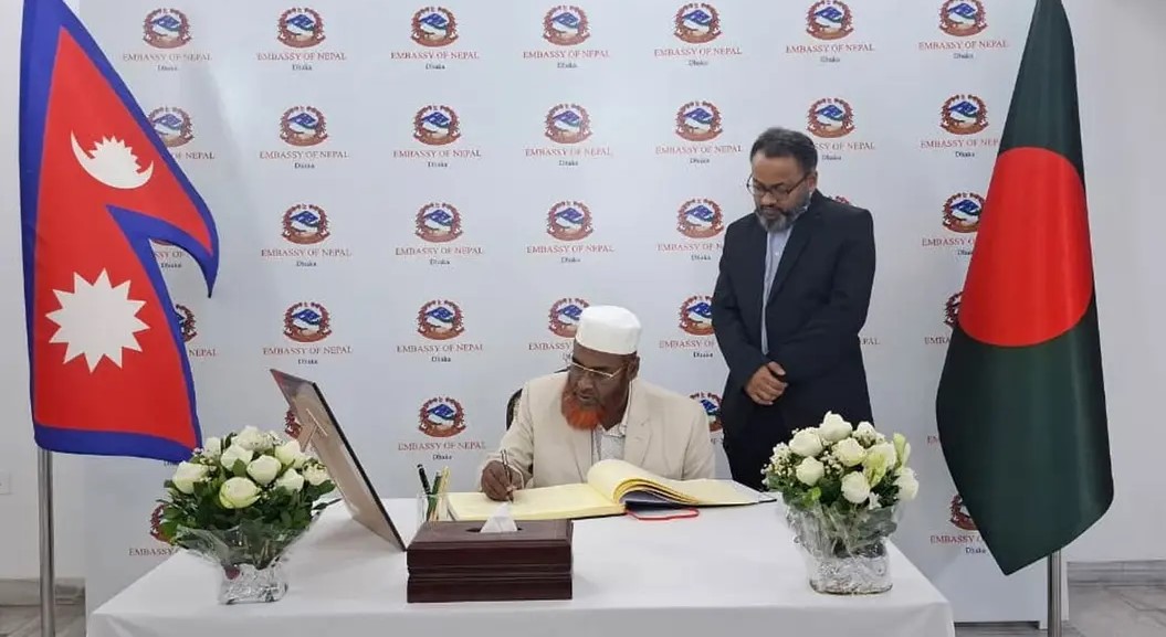 নেপাল দূতাবাসের শোকবইয়ে স্বাক্ষর করছেন জামায়াতে ইসলামীর সেক্রেটারি জেনারেল মিয়া গোলাম পরওয়ার