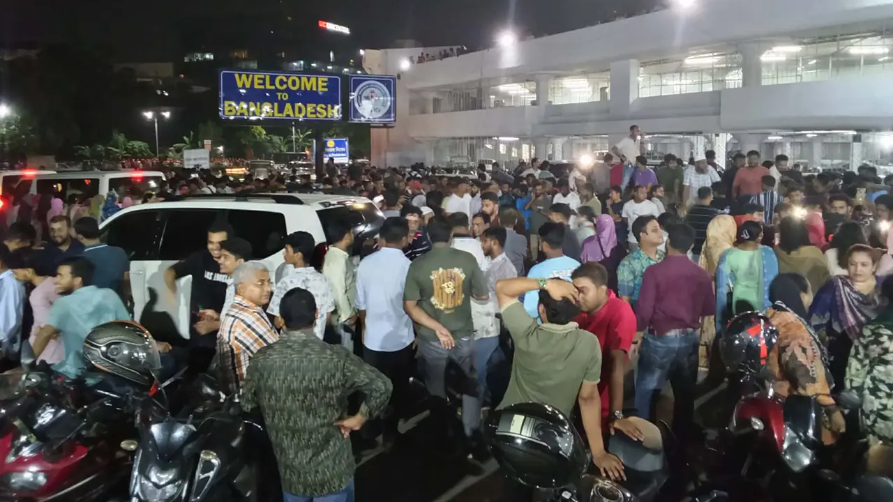 চিকিৎসা শেষে দেশে ফেরা মির্জা আব্বাসকে স্বাগত জানাতে হযরত শাহজালাল আন্তর্জাতিক বিমানবন্দরে বিএনপি নেতাকর্মীদের ভিড়
