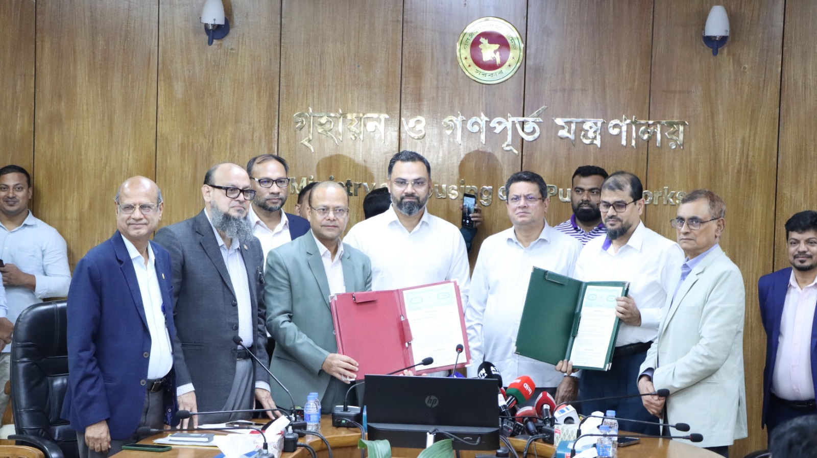 ধানমন্ডির দুই মাঠের ব্যবস্থাপনায় গৃহায়ন ও গণপূর্ত এবং যুব ও ক্রীড়া মন্ত্রণালয়ের সমঝোতা স্মারক স্বাক্ষর
