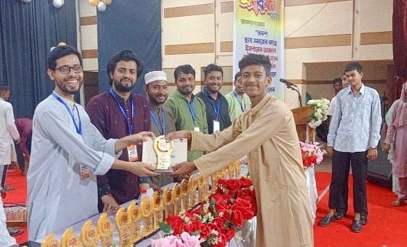 নীলফামারী শহর শাখা ছাত্রশিবিরের সংবর্ধনা অনুষ্ঠানে জিপিএ-৫ পাওয়া শিক্ষার্থীরা