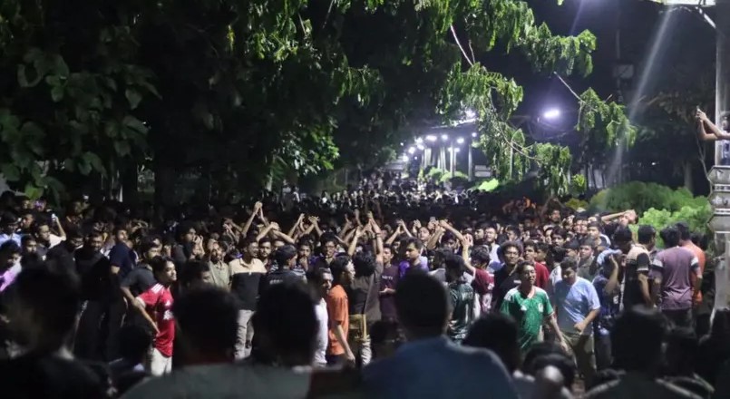 চুয়েটে উপাচার্য পরিবর্তনের প্রতিবাদে শিক্ষার্থীদের বিক্ষোভ মিছিল