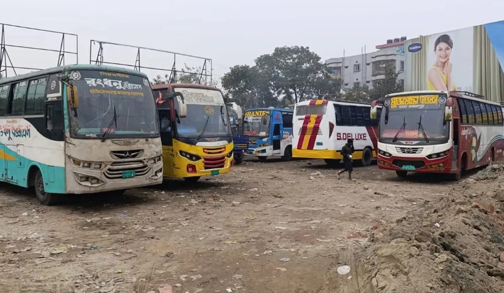 জামালপুর-ঢাকা রুটে বাস চলাচল বন্ধ থাকায় টার্মিনালে অপেক্ষমাণ যাত্রীরা