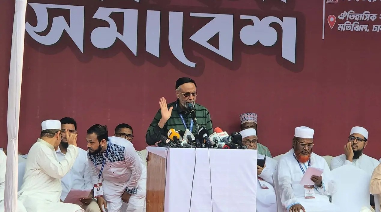 ঢাকা-চট্টগ্রাম লং মার্চের সমাবেশে বক্তব্য রাখছেন কর্নেল অলি আহমদ