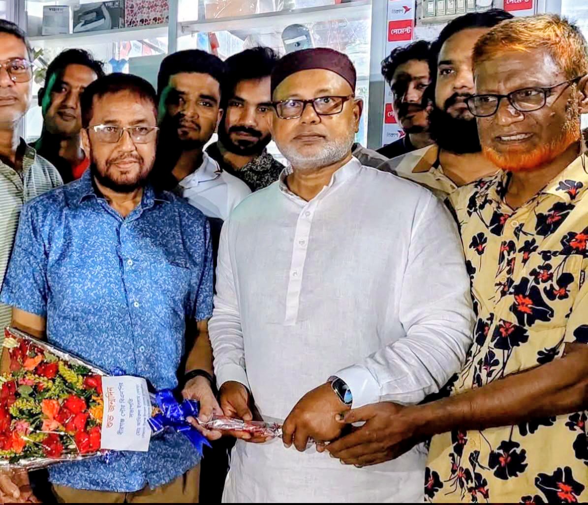 বীরগঞ্জে পৌর বিএনপির সভাপতি আমিরুল বাহারকে ফুল দিয়ে সংবর্ধনা দিচ্ছেন এমপি মনজুরুল ইসলাম মঞ্জুসহ নেতাকর্মীরা