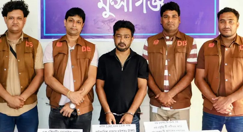 আদালতে নেওয়া হচ্ছে অগ্রণী ব্যাংকের কর্মকর্তা শরিফুজ্জামান সোহাগকে