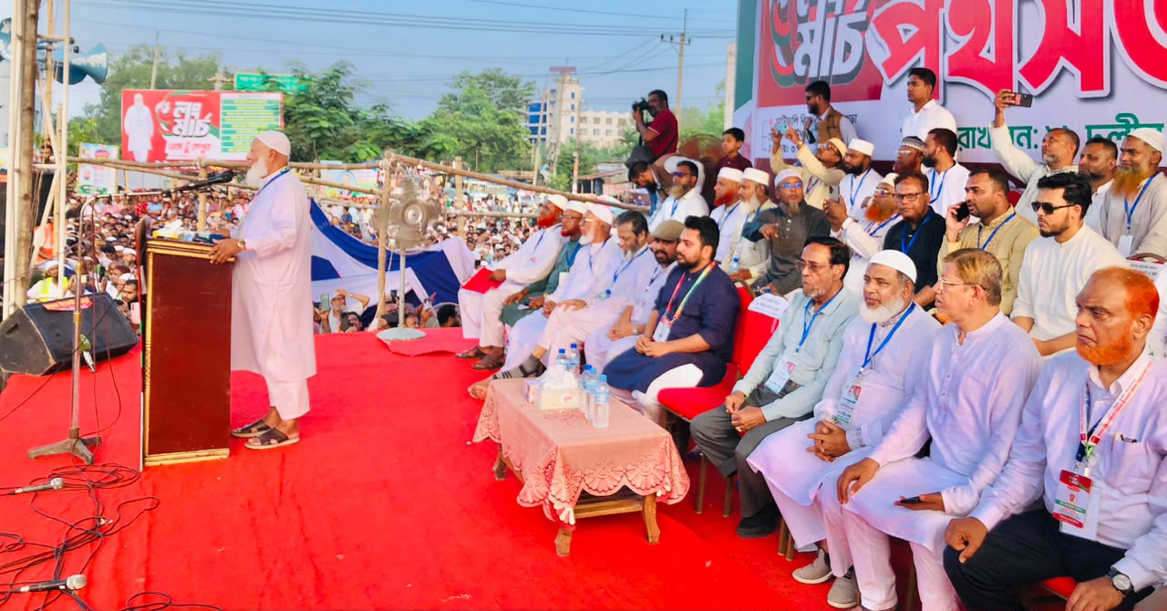মাটিডালি বিমান মোড়ে ঢাকা-রংপুর লংমার্চের পথসভায় বক্তব্য রাখছেন নেতারা