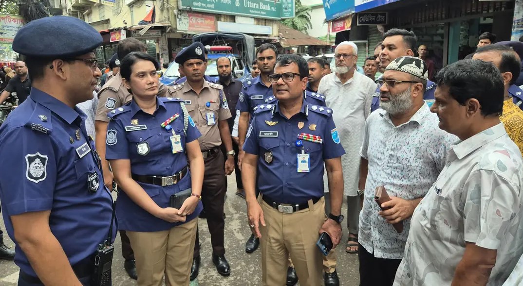 রাজবাড়ীর প্রধান কাপড় বাজারে নারী উদ্যোক্তাকে মারধরের অভিযোগের ঘটনায় ঘটনাস্থল পরিদর্শন করছেন ঢাকা রেঞ্জের অতিরিক্ত ডিআইজি মো. সায়ফুজ্জামান ফারুকী