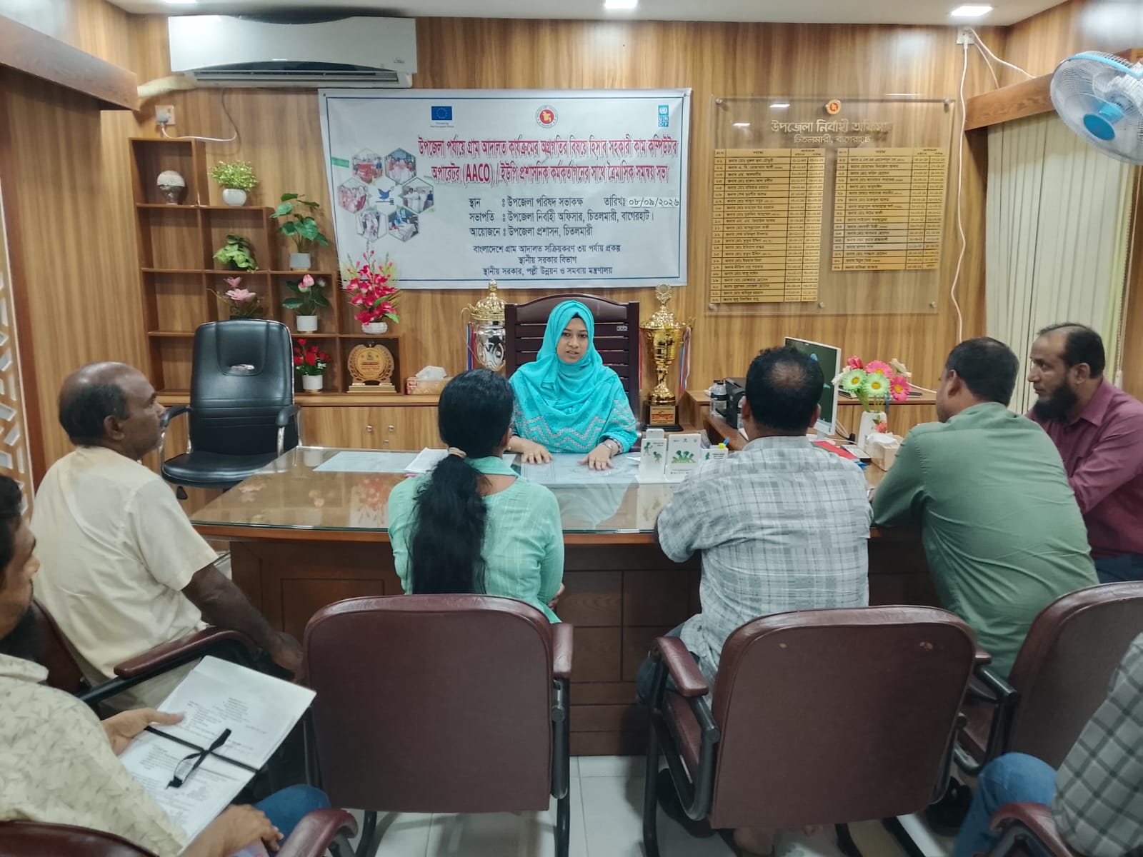 চিতলমারীতে গ্রাম আদালতের ত্রৈমাসিক সভায় কর্মকর্তারা