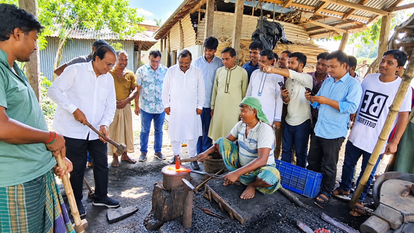 লালমনিরহাটে কামারপল্লীতে হাতুড়ি হাতে কাজ করছেন মন্ত্রী আসাদুল হাবিব দুলু