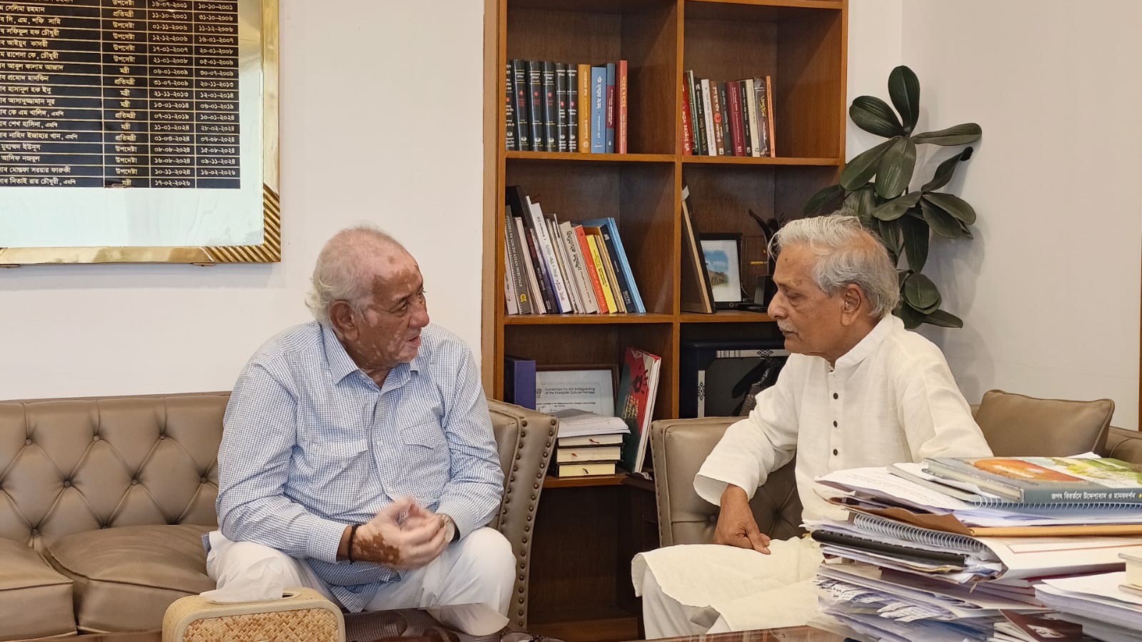 সংস্কৃতি মন্ত্রী নিতাই রায় চৌধুরীর সঙ্গে সৌজন্য সাক্ষাতে পার্বত্য চট্টগ্রাম বিষয়ক মন্ত্রী সাচিং প্রু