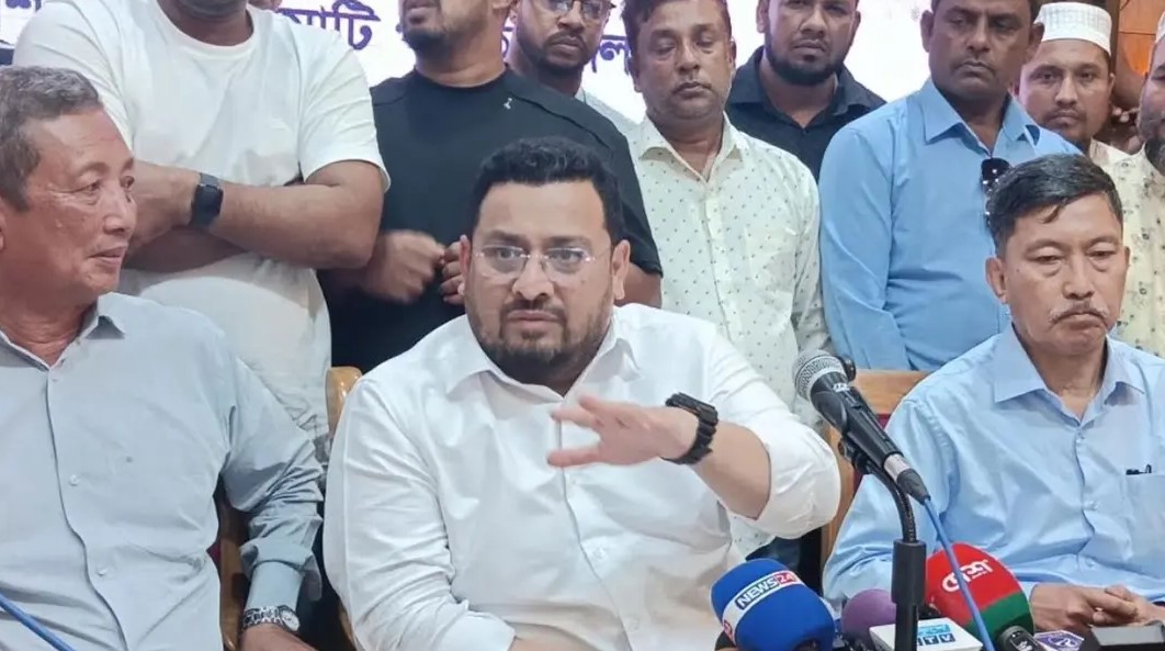 রাঙামাটিতে পরিবেশ ও উন্নয়ন নিয়ে বক্তব্য দিচ্ছেন মীর হেলাল
