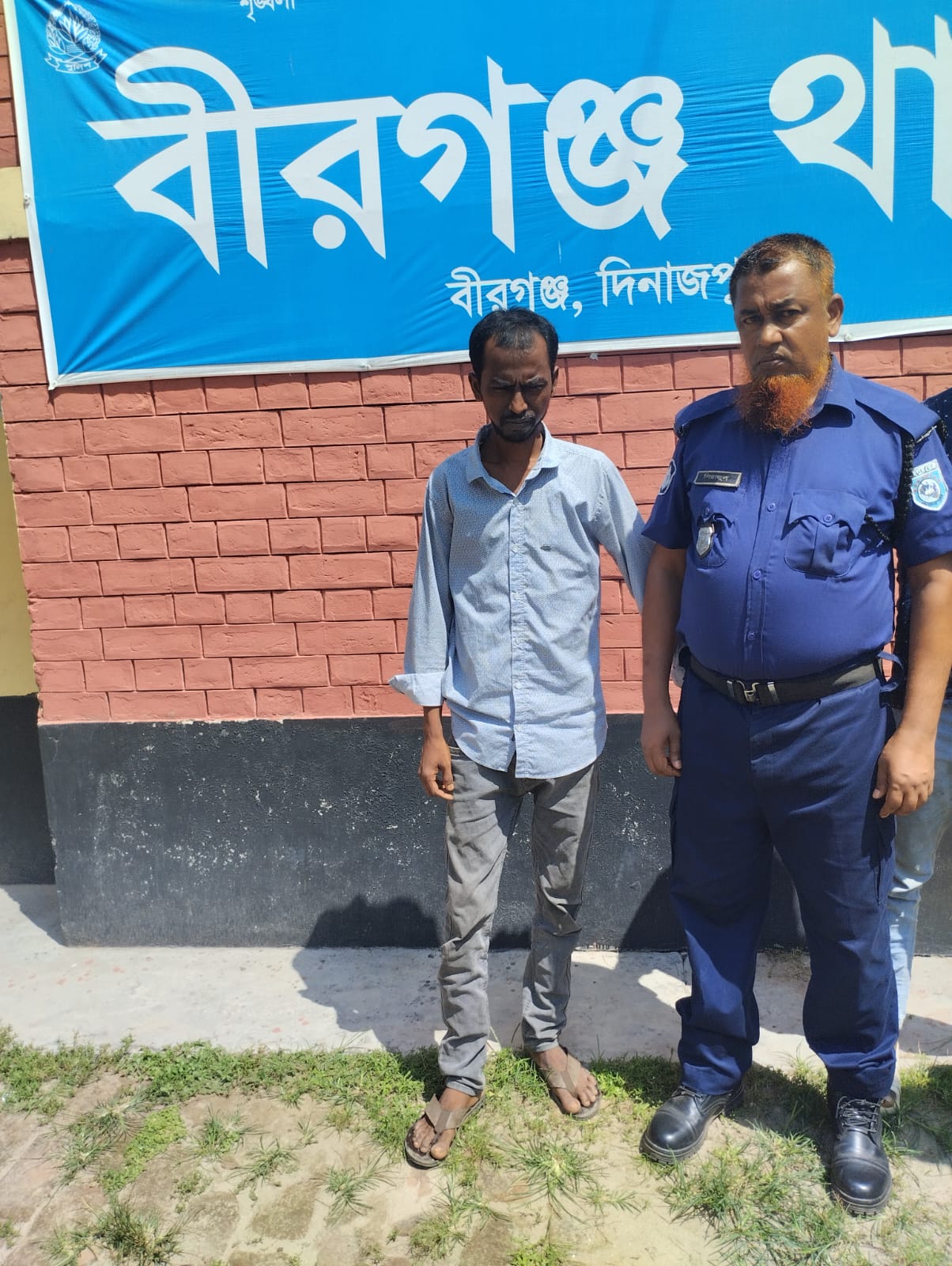 বীরগঞ্জে মাদকবিরোধী অভিযানে গ্রেপ্তার মাসুদ পারভেজ