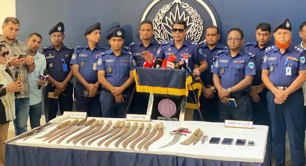 সীতাকুণ্ডে সংঘর্ষের ঘটনায় উদ্ধার করা দেশীয় অস্ত্র ও বন্দুক