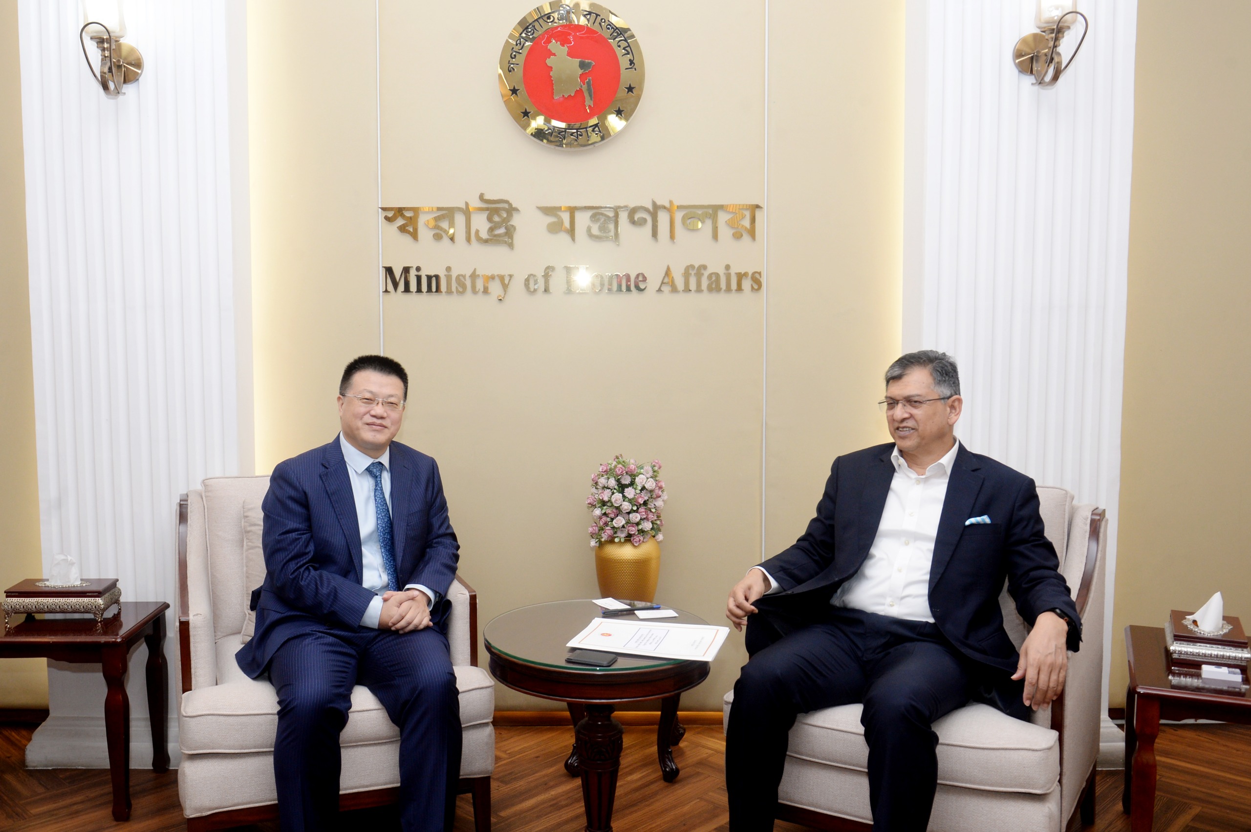 স্বরাষ্ট্রমন্ত্রী সালাহউদ্দিন আহমদের সঙ্গে বিদায়ী চীনা রাষ্ট্রদূত ইয়াও ওয়েনের সাক্ষাৎ