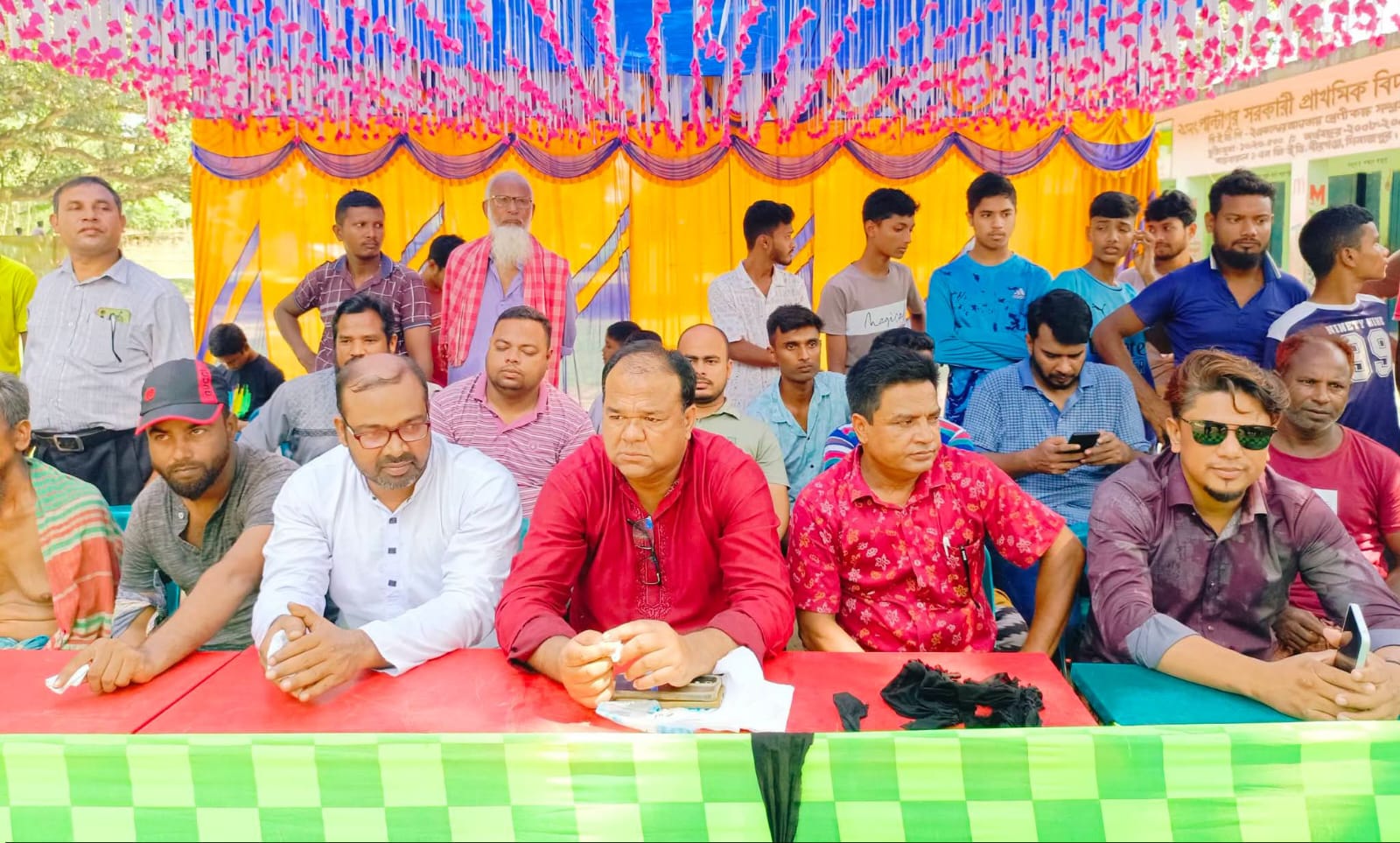পাল্টাপুর সরকারি প্রাথমিক বিদ্যালয় মাঠে গ্রামীণ ঐতিহ্যের হাঁস ধরা খেলা উপভোগ করছেন স্থানীয়রা