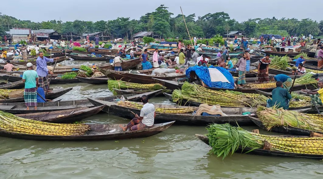 বেলুয়া নদীতে নৌকায় বসা বৈঠাকাটা ভাসমান বাজার