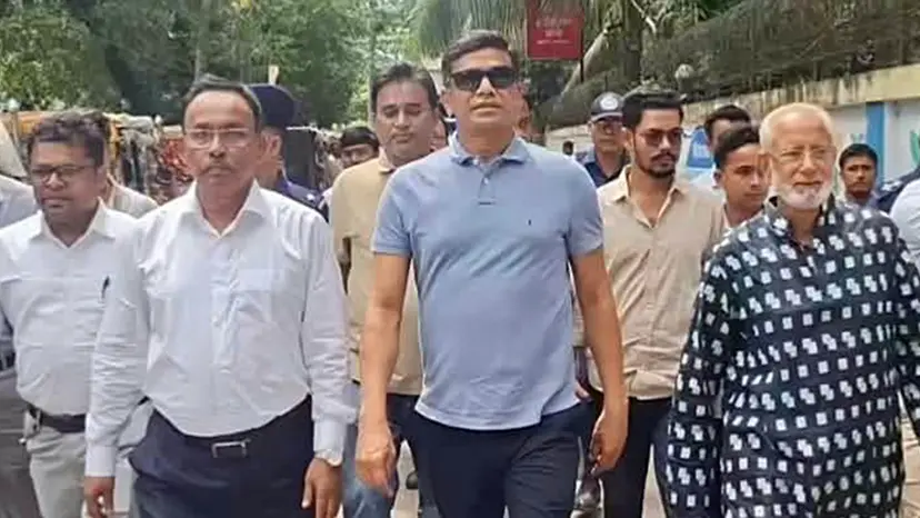 কুতুবদিয়ার পোল্ডার-৭১ এলাকায় প্রস্তাবিত টেকসই বেড়িবাঁধ নির্মাণ প্রকল্প এলাকা পরিদর্শন করছেন পানিসম্পদ প্রতিমন্ত্রী