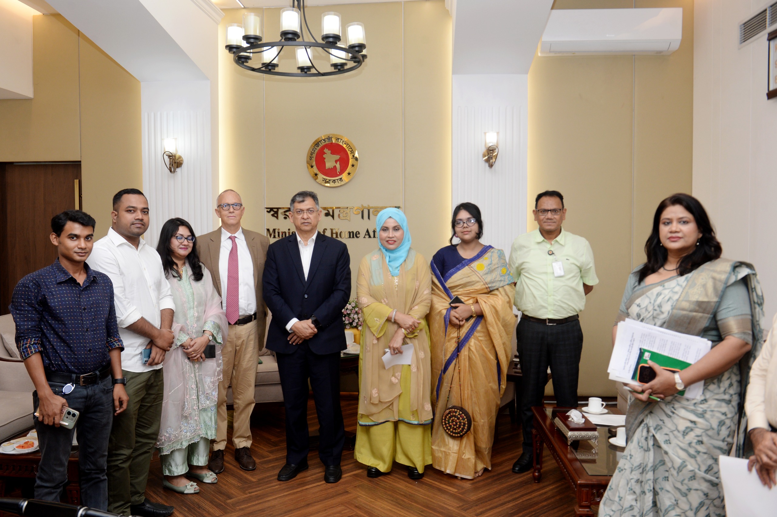 স্বরাষ্ট্রমন্ত্রী সালাহউদ্দিন আহমদের সঙ্গে আইআরআই প্রতিনিধিদলের বৈঠক