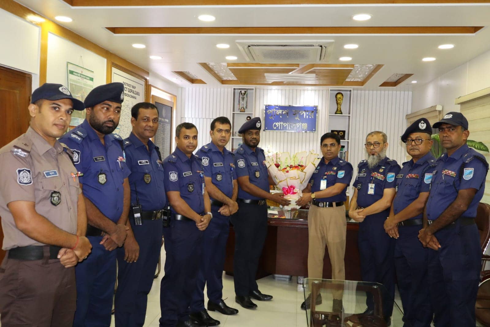 বিপিএম-সেবা পদক পাওয়ায় গোপালগঞ্জের পুলিশ সুপারকে ফুল দিয়ে শুভেচ্ছা জানাচ্ছেন ওসি