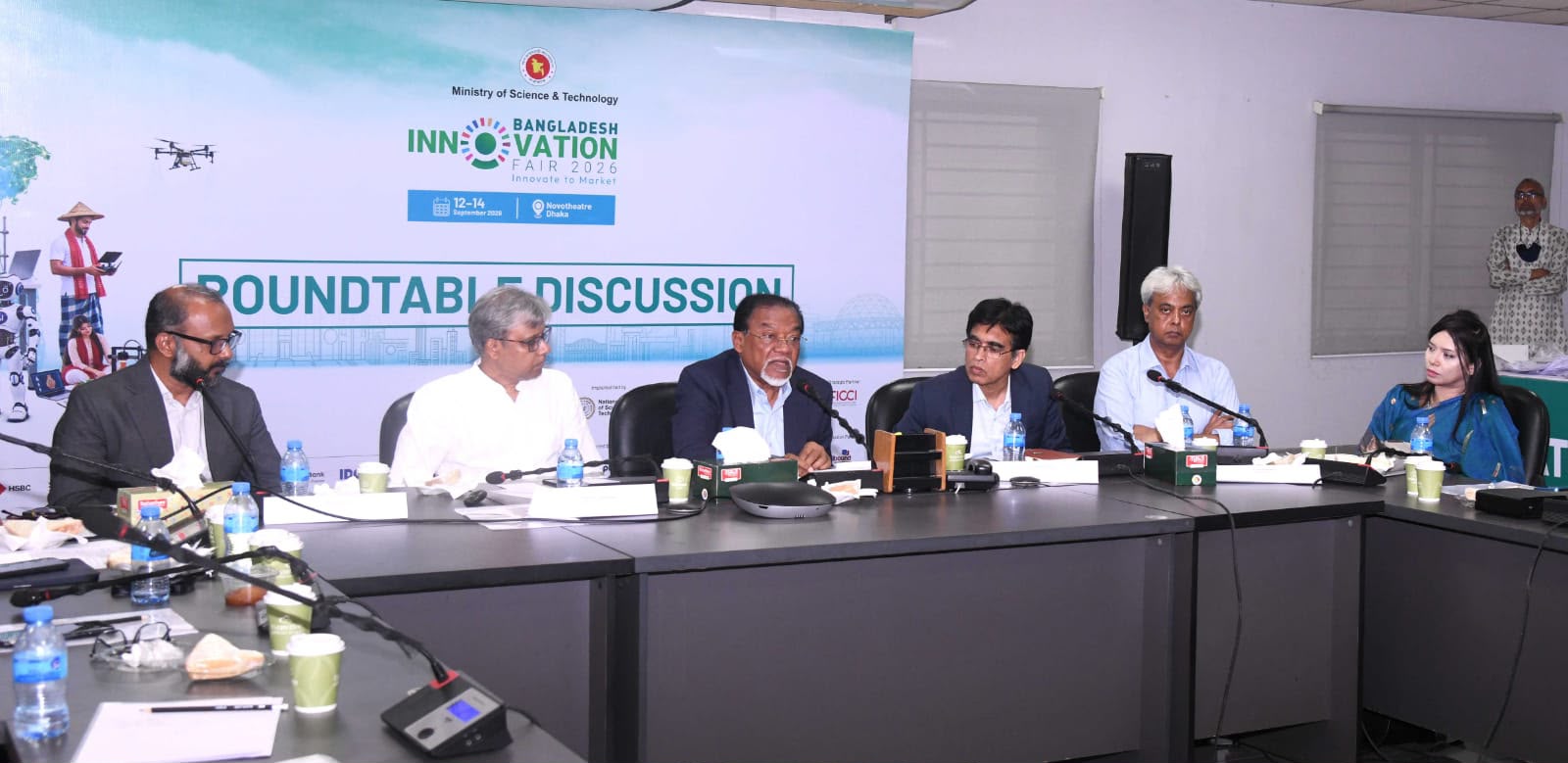 বাংলাদেশ ইনোভেশন ফেয়ারে এআই নিয়ে বক্তব্য দিচ্ছেন জনপ্রশাসন উপদেষ্টা মো. ইসমাইল জবিউল্লাহ