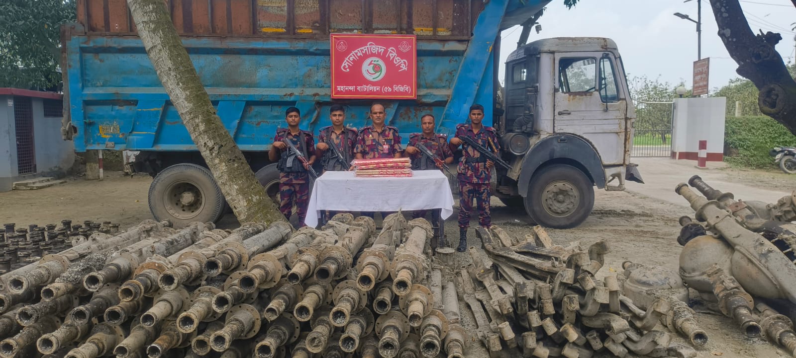 চাঁপাইনবাবগঞ্জ সীমান্তে ৫৯ বিজিবির অভিযানে জব্দ করা চোরাচালানি পণ্য ও যানবাহন