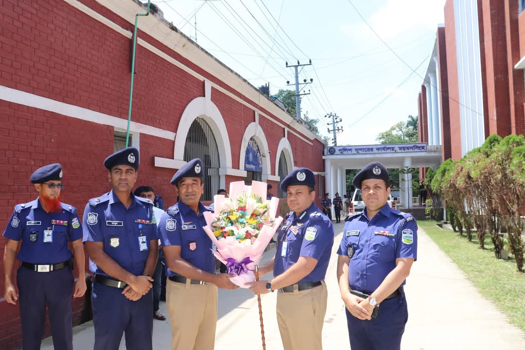 ময়মনসিংহ পুলিশ সুপারের কার্যালয় পরিদর্শন করছেন রেঞ্জ ডিআইজি