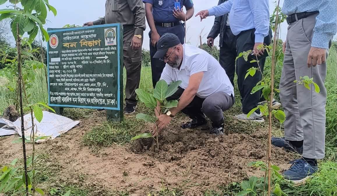 নওগাঁর নিয়ামতপুরে বৃক্ষরোপণ কর্মসূচিতে পরিবেশ প্রতিমন্ত্রী শেখ ফরিদুল ইসলাম