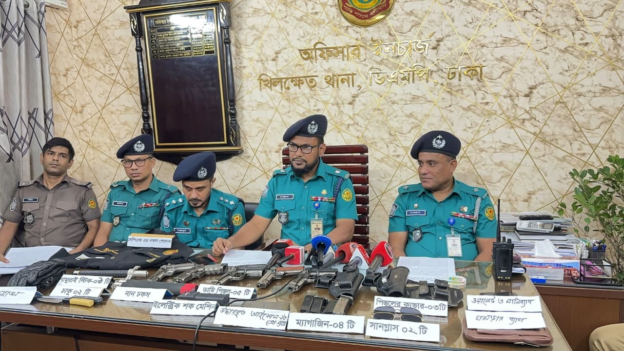 ৩শ’ ফিটে র‍্যাব পরিচয়ে ছিনতাই, ডামি পিস্তলসহ গ্রেপ্তার ৩