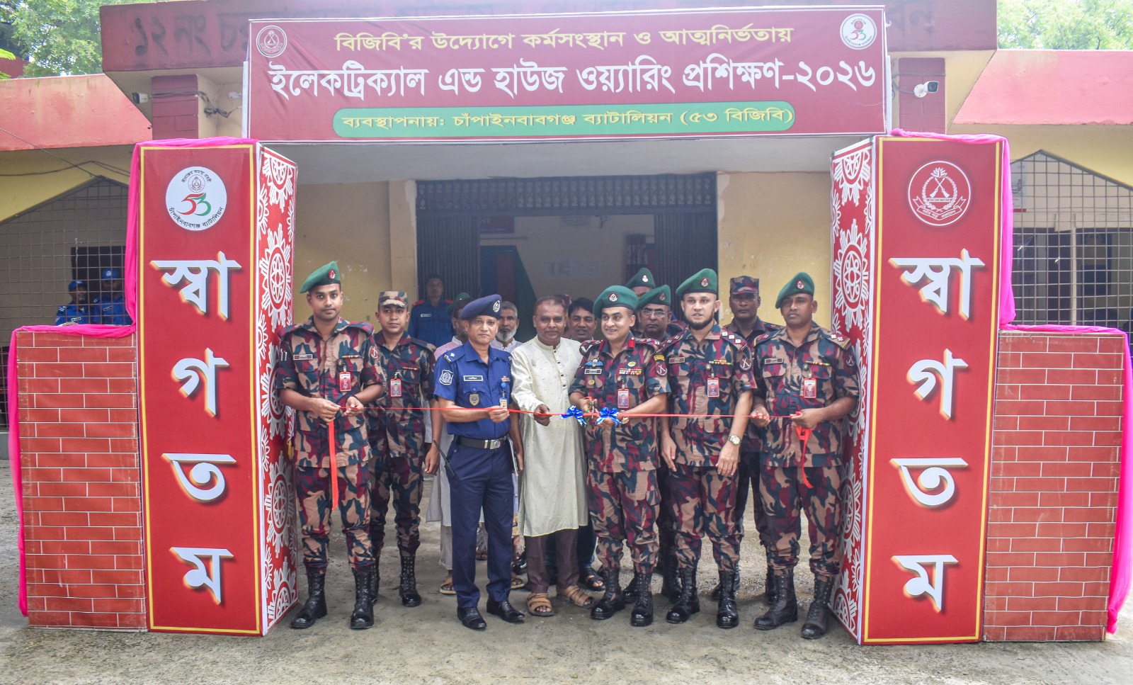 ইলেকট্রিক্যাল ও হাউজ ওয়্যারিং প্রশিক্ষণে অংশ নেওয়া যুবকেরা