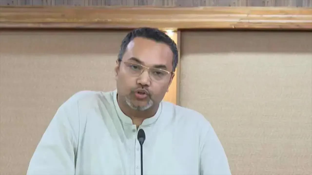  গণতন্ত্র ও মানবাধিকার নিয়ে বক্তব্য রাখছেন মাহদী আমিন