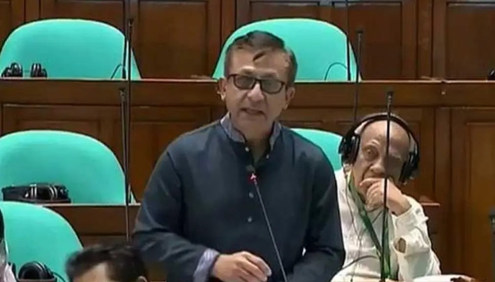 জাতীয় সংসদে গার্মেন্টস কারখানা বন্ধের কারণ তুলে ধরছেন বাণিজ্যমন্ত্রী